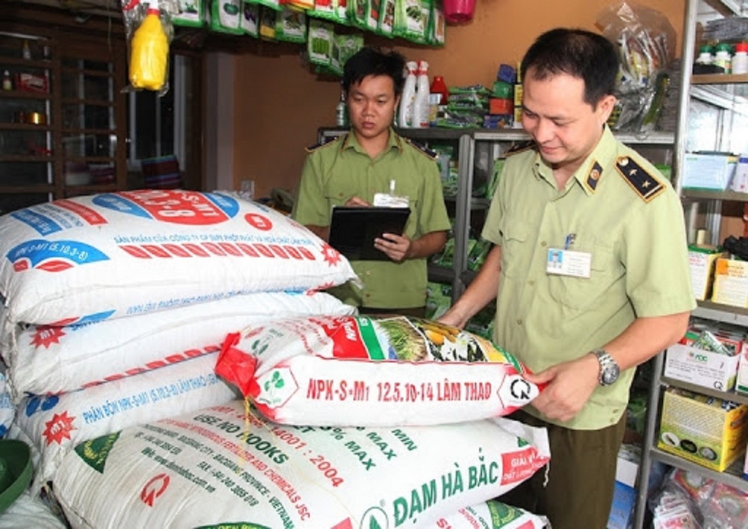 Vấn nạn phân bón giả: Doanh nghiệp và người nông dân đều chịu thiệt hại Vấn nạn phân bón giả: Doanh nghiệp và người nông dân đều chịu thiệt hại