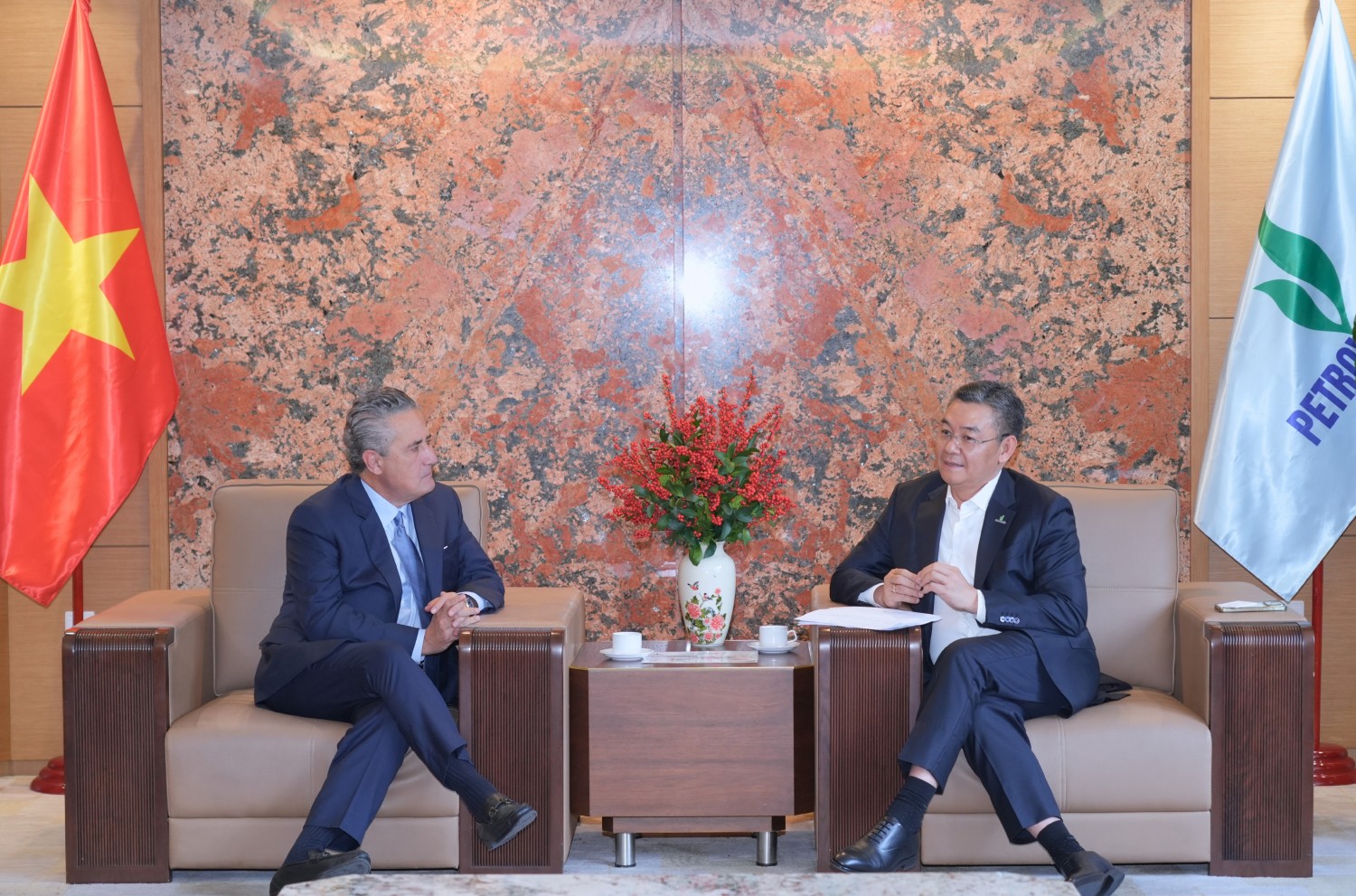 Tổng Giám đốc PETROVIETNAM Lê Mạnh Cường và ông Ernesto Torres Cantú trao đổi tại buổi làm việc. Tổng Giám đốc PETROVIETNAM Lê Mạnh Cường và ông Ernesto Torres Cantú trao đổi tại buổi làm việc.