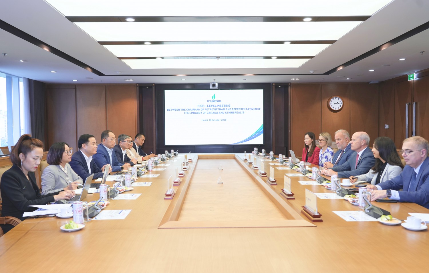 Chủ tịch HĐTV PETROVIETNAM Lê Ngọc Sơn tiếp và làm việc với Đại sứ Canada tại Việt Nam Jim Nickel. Chủ tịch HĐTV PETROVIETNAM Lê Ngọc Sơn tiếp và làm việc với Đại sứ Canada tại Việt Nam Jim Nickel.