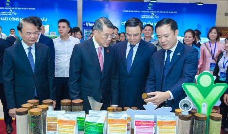Thủ tướng Chính phủ tham quan gian trưng bày của PVFCCo - Phú Mỹ tại Lễ công bố Thương hiệu quốc gia 2026