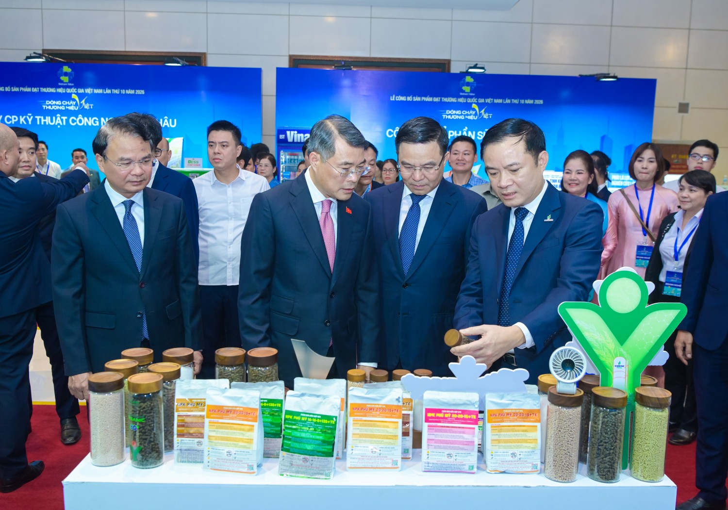 Chủ tịch HĐTV PETROVIETNAM Lê Ngọc Sơn giới thiệu các sản phẩm của PVFCCo - Phú Mỹ. Chủ tịch HĐTV PETROVIETNAM Lê Ngọc Sơn giới thiệu các sản phẩm của PVFCCo - Phú Mỹ.