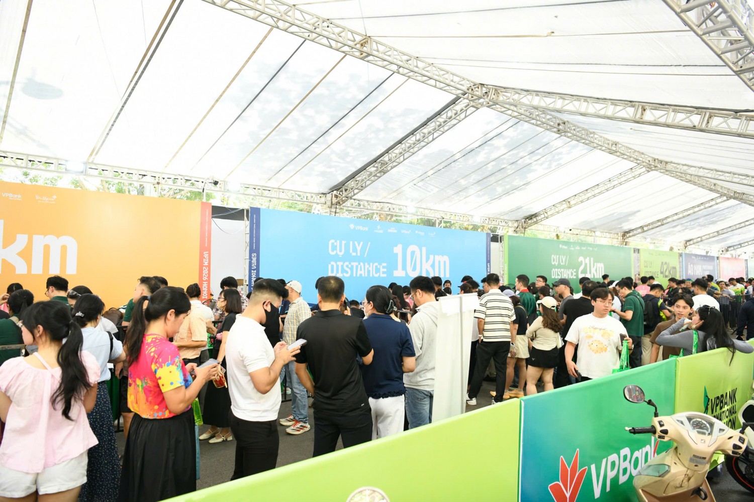 Một vòng phố đi bộ, bắt trọn sức nóng VPBank Hanoi International Marathon 2026 trước giờ xuất phát Một vòng phố đi bộ, bắt trọn sức nóng VPBank Hanoi International Marathon 2026 trước giờ xuất phát