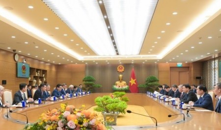 Prime Minister Le Minh Hung Highly Appraises Strategic Cooperation Between PETRONAS and PETROVIETNAM