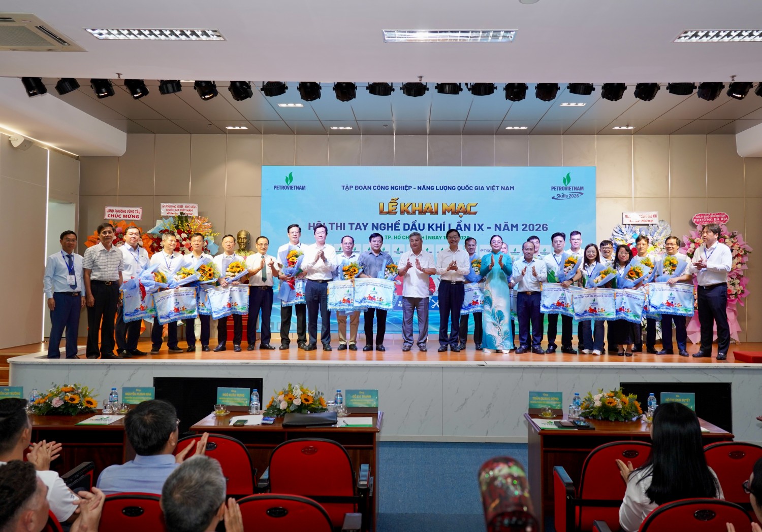 “Mỗi người thợ giỏi hôm nay chính là một phần năng lực cạnh tranh của PETROVIETNAM ngày mai” “Mỗi người thợ giỏi hôm nay chính là một phần năng lực cạnh tranh của PETROVIETNAM ngày mai”
