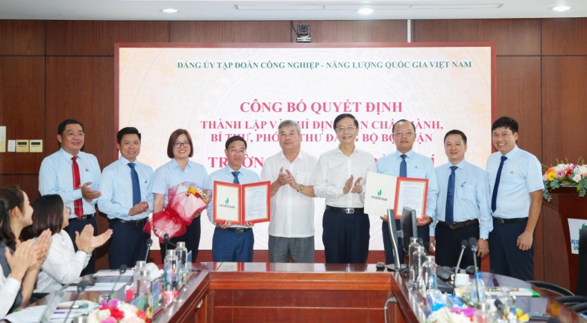 PETROVIETNAM: Trang trọng tổ chức Lễ công bố quyết định thành lập các Đảng bộ bộ phận PVU và PVCollege PETROVIETNAM công bố quyết định thành lập các Đảng bộ bộ phận PVU và PVCollege