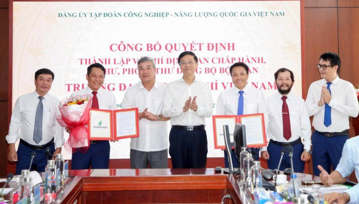 PETROVIETNAM công bố quyết định thành lập các Đảng bộ bộ phận PVU và PVCollege PETROVIETNAM công bố quyết định thành lập các Đảng bộ bộ phận PVU và PVCollege