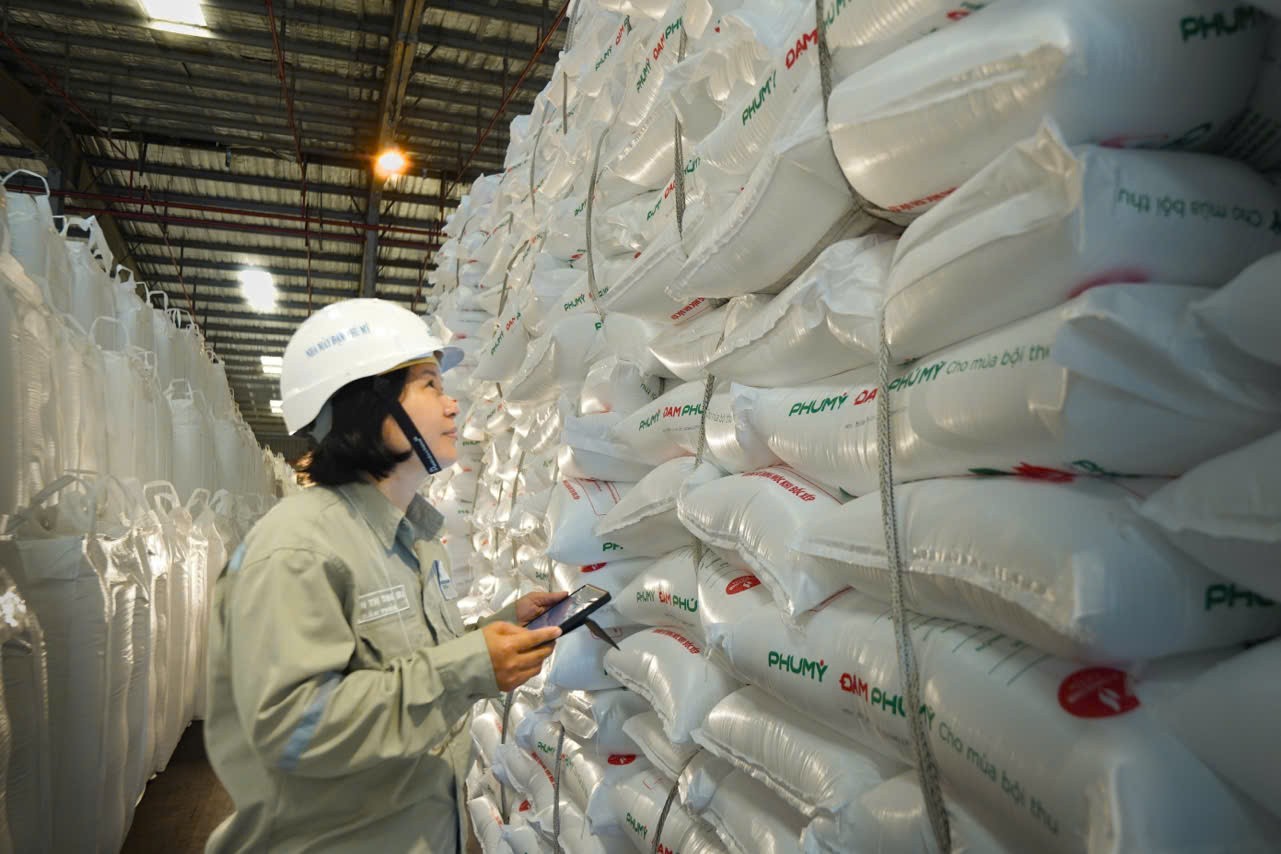 Nữ cán bộ Nhà máy Đạm Phú Mỹ phối hợp kiểm tra, giám sát công tác an toàn trong hoạt động sản xuất. Nữ cán bộ Nhà máy Đạm Phú Mỹ phối hợp kiểm tra, giám sát công tác an toàn trong hoạt động sản xuất.