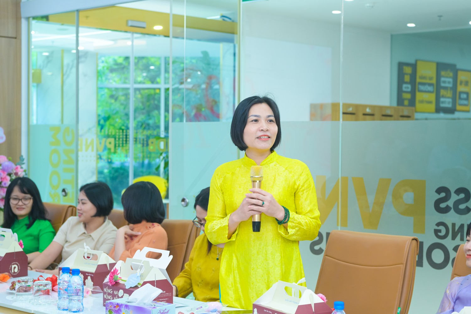 Bà Bích Hồng, đại diện nữ cán bộ, nhân viên PVNDB, phát biểu cảm ơn Ban Giám đốc và các đồng nghiệp đã luôn quan tâm, sẻ chia, tạo điều kiện để chị em yên tâm công tác và đóng góp cho sự phát triển của Chi nhánh.