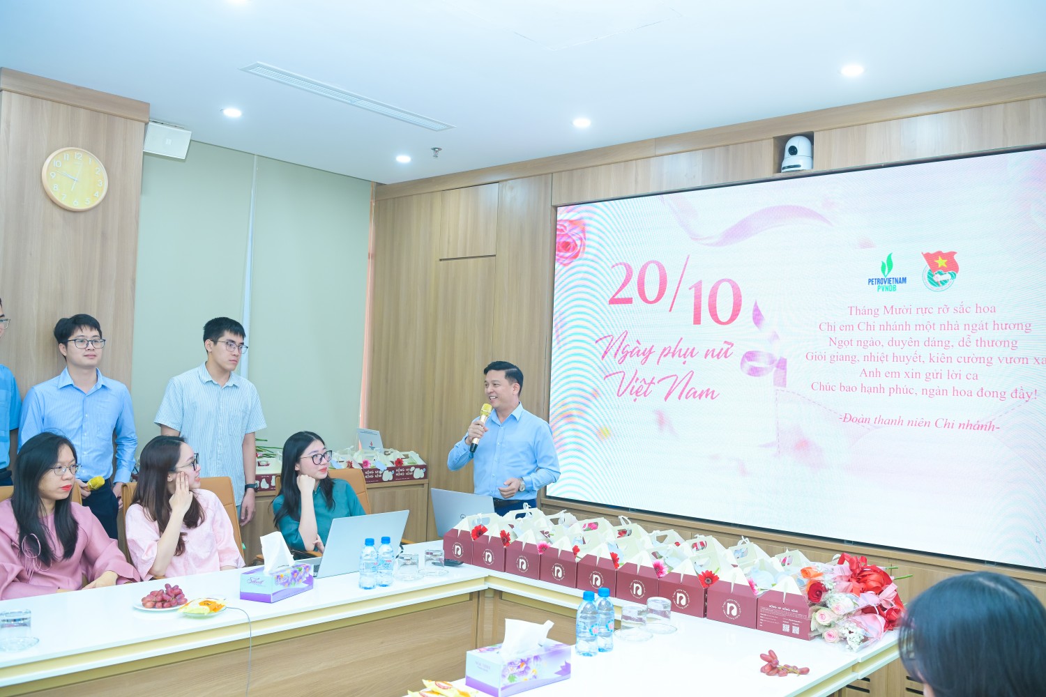Các tiết mục ca nhạc do các đồng nghiệp nam biểu diễn góp phần tạo không khí vui tươi, ấm áp, gửi gắm tình cảm và những lời chúc tốt đẹp đến nữ cán bộ, nhân viên PVNDB nhân Ngày Phụ nữ Việt Nam 20/10.