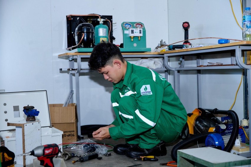 [Chùm ảnh] Ngày thi thứ 2 Hội thi Tay nghề Dầu khí lần IX - năm 2026: Sôi nổi, kịch tính, chính xác trên từng thao tác