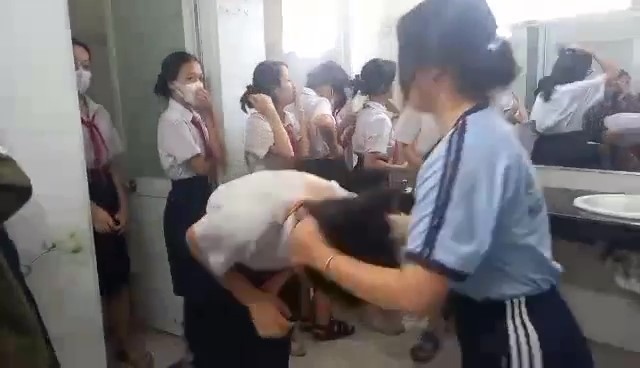 Ai bảo vệ người đứng lớp?