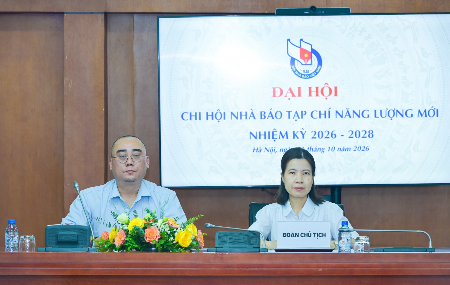 Đồng chí Bùi Thành Công - Thư ký Chi hội nhiệm kỳ 2023- 2025, Chủ tịch đoàn chủ trì Đại hội. Đ/c Lê Thu Trang - Ủy viên phụ trách công tác kiểm tra Đồng chí Bùi Thành Công - Thư ký Chi hội nhiệm kỳ 2023- 2025, Chủ tịch đoàn chủ trì Đại hội. Đ/c Lê Thu Trang - Ủy viên phụ trách công tác kiểm tra