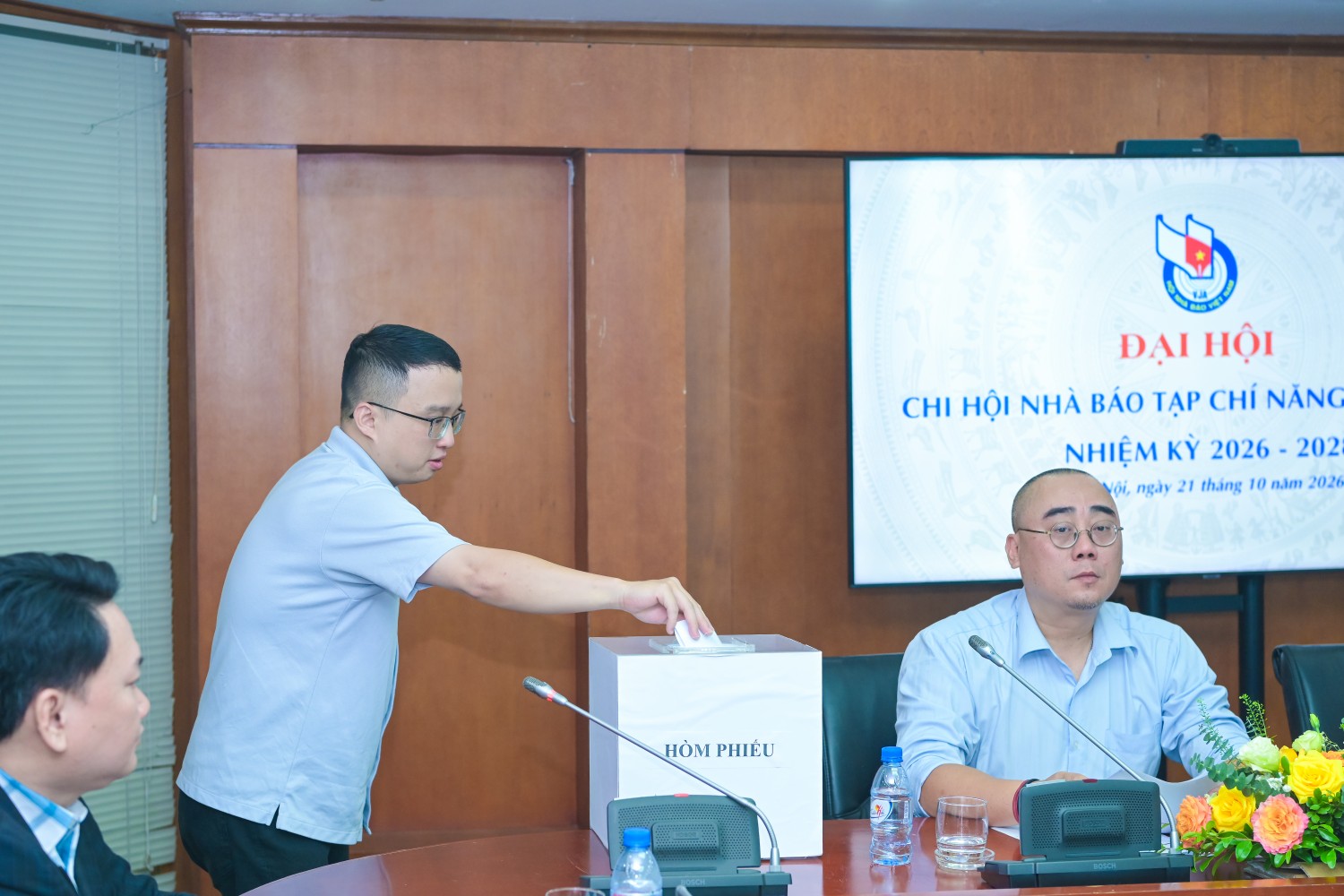Các đại biểu bỏ phiếu bầu Các đại biểu bỏ phiếu bầu