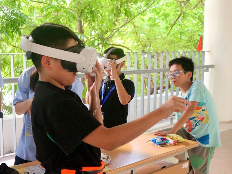 Kính VR cho phép các bạn nhỏ khám phá không gian vũ trụ, hệ mặt trời một cách trực quan