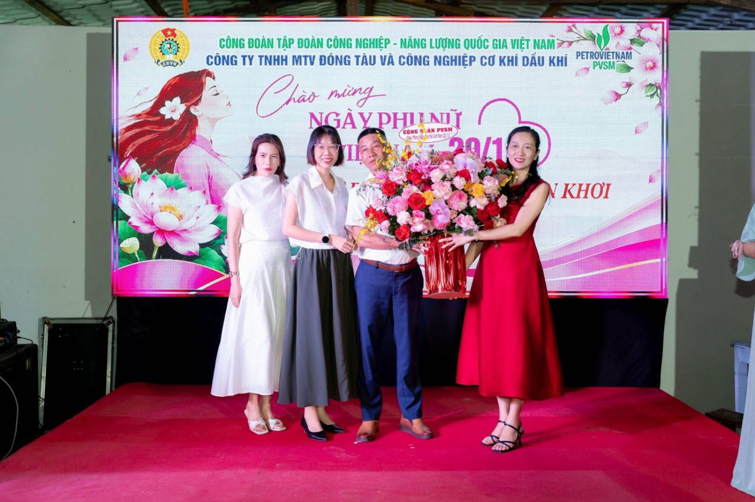 PVSM tôn vinh những “bông hồng thép” nơi đầu sóng nhân Ngày Phụ nữ Việt Nam 20/10 PVSM tôn vinh những “bông hồng thép” nơi đầu sóng nhân Ngày Phụ nữ Việt Nam 20/10