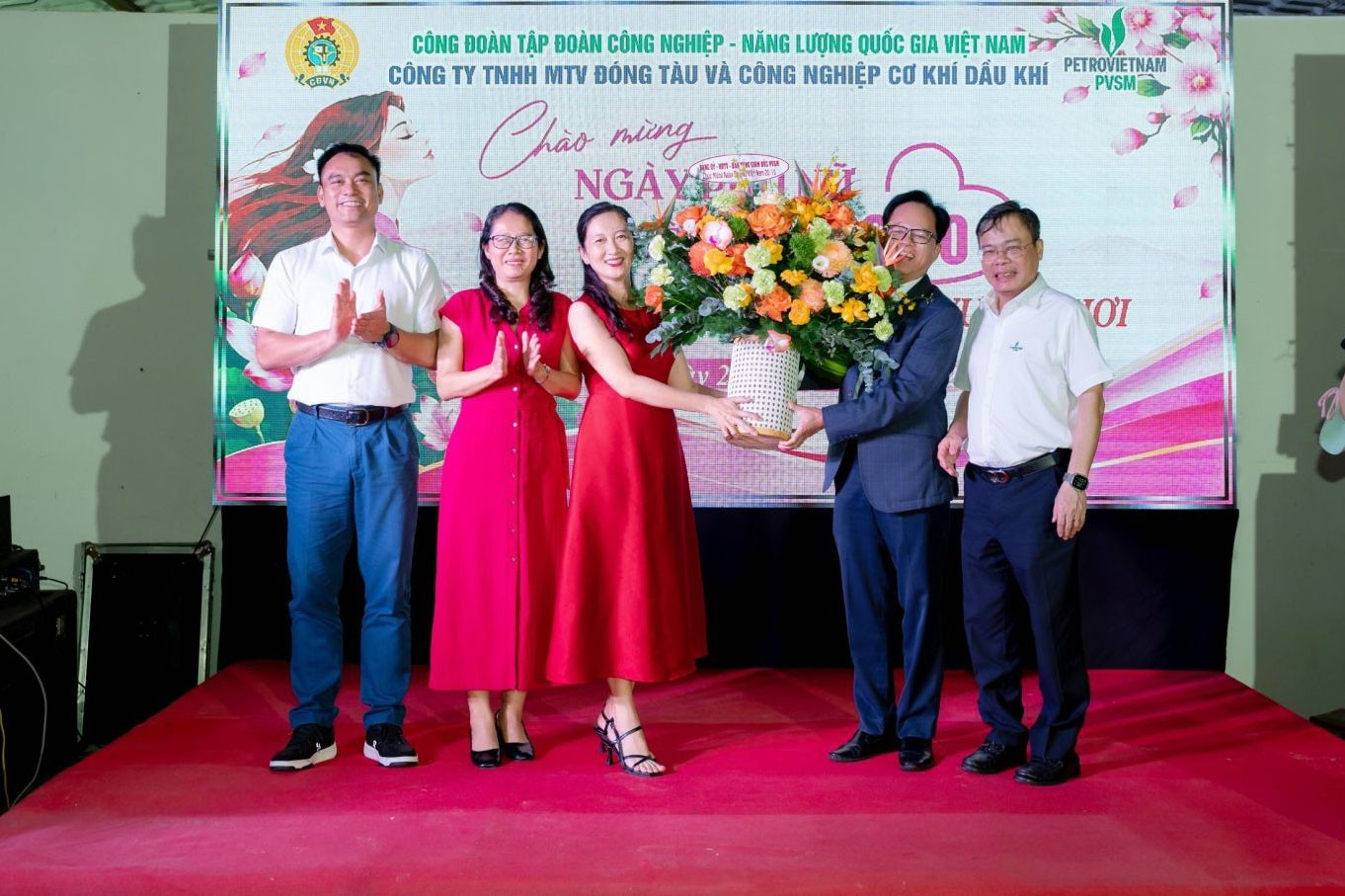 PVSM tôn vinh những “bông hồng thép” nơi đầu sóng nhân Ngày Phụ nữ Việt Nam 20/10 PVSM tôn vinh những “bông hồng thép” nơi đầu sóng nhân Ngày Phụ nữ Việt Nam 20/10