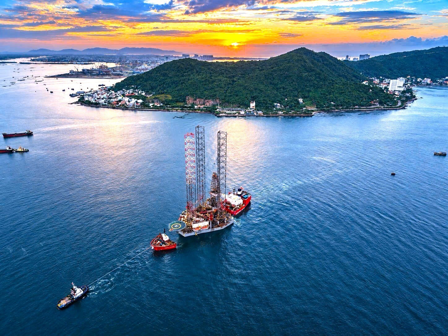 Giàn khoan PV DRILLING X vượt hơn 7.200 hải lý về cảng hạ lưu PTSC, TP Hồ Chí Minh an toàn