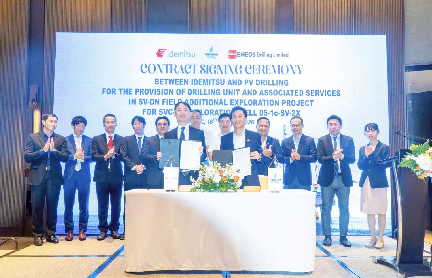 Ông Yosuke Shimizu – Tổng giám đốc Idemitsu Gas Production (Vietnam) và ông Nguyễn Đình Dương – Phó Tổng giám đốc PV Drilling thực hiện Lễ ký kết hợp đồng trước sự chứng kiến của Lãnh đạo các bên Ông Yosuke Shimizu – Tổng giám đốc Idemitsu Gas Production (Vietnam) và ông Nguyễn Đình Dương – Phó Tổng giám đốc PV Drilling thực hiện Lễ ký kết hợp đồng trước sự chứng kiến của Lãnh đạo các bên