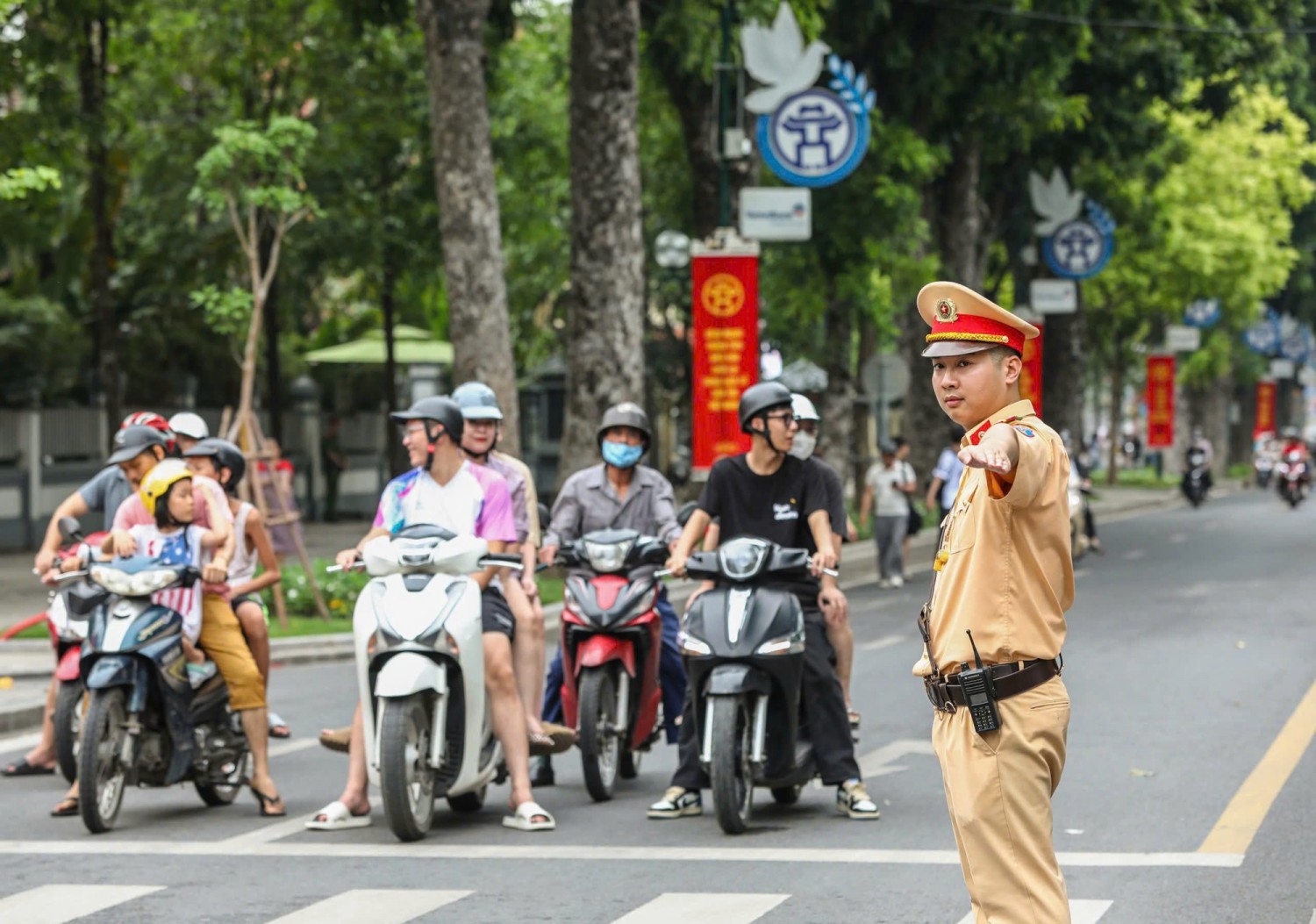 Hà Nội cấm ô tô rẽ trái tại nút giao phố Lê Đại Hành - Mai Hắc Đế Hà Nội cấm ô tô rẽ trái tại nút giao phố Lê Đại Hành - Mai Hắc Đế