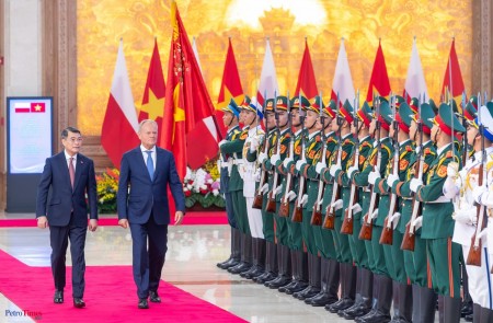 Thủ tướng Lê Minh Hưng chủ trì lễ đón Thủ tướng Ba Lan