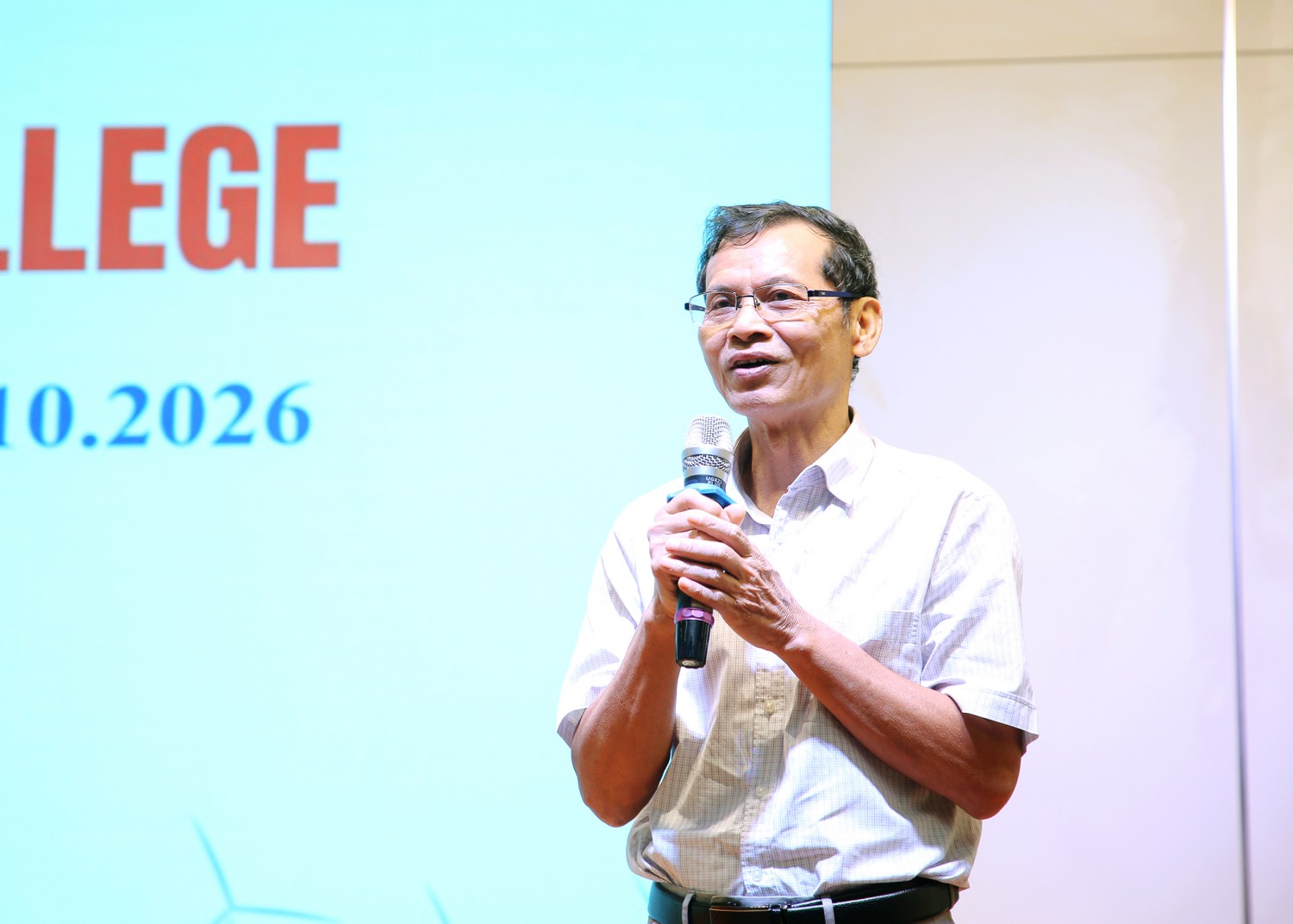 Trường Cao đẳng Dầu khí họp mặt cán bộ hưu trí: Nghĩa tình Người đi tìm lửa Trường Cao đẳng Dầu khí họp mặt cán bộ hưu trí: Nghĩa tình