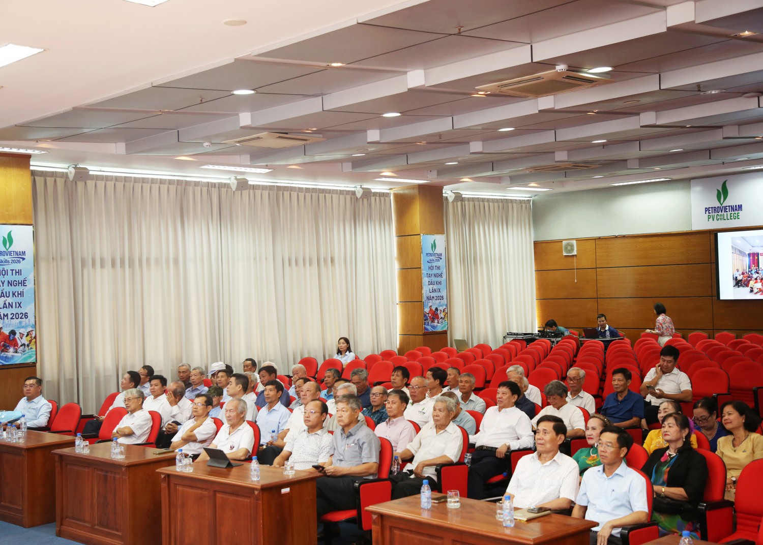 Trường Cao đẳng Dầu khí họp mặt cán bộ hưu trí: Nghĩa tình Người đi tìm lửa Trường Cao đẳng Dầu khí họp mặt cán bộ hưu trí: Nghĩa tình