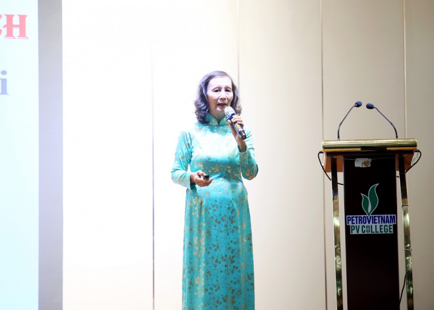 Trường Cao đẳng Dầu khí họp mặt cán bộ hưu trí: Nghĩa tình Người đi tìm lửa Trường Cao đẳng Dầu khí họp mặt cán bộ hưu trí: Nghĩa tình