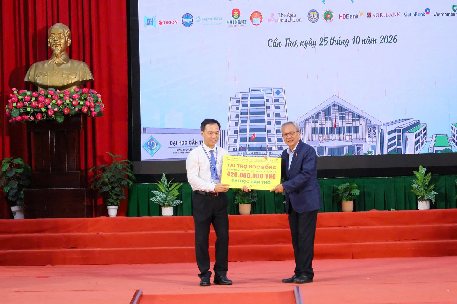 Ước mơ tốt nghiệp đại học của cô sinh viên năm 3 và những tờ vé số của cha Ước mơ tốt nghiệp đại học của cô sinh viên năm 3 và những tờ vé số của cha