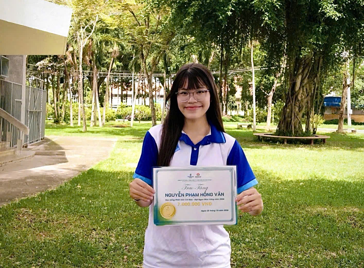 Ước mơ tốt nghiệp đại học của cô sinh viên năm 3 và những tờ vé số của cha Ước mơ tốt nghiệp đại học của cô sinh viên năm 3 và những tờ vé số của cha