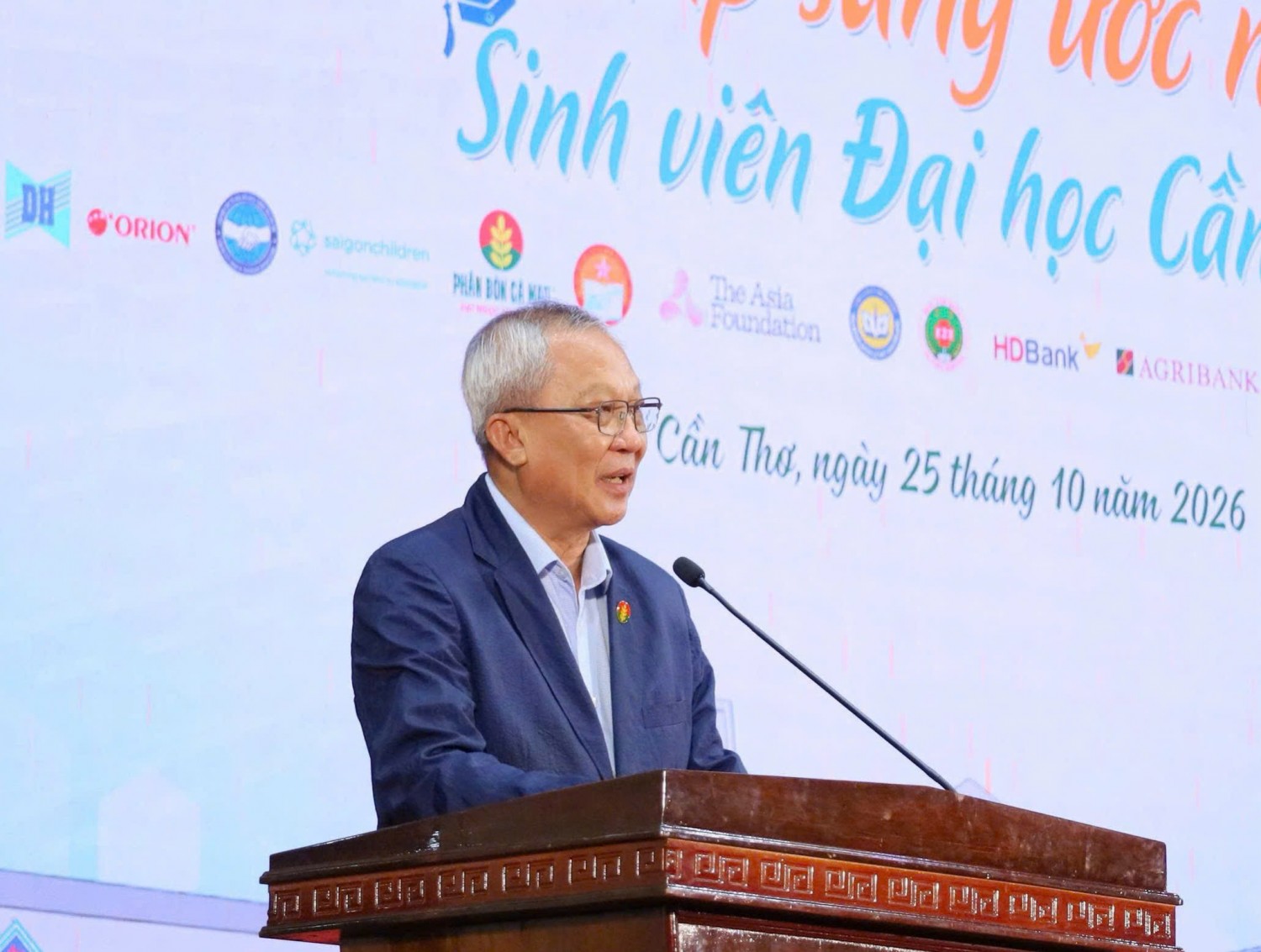 Ước mơ tốt nghiệp đại học của cô sinh viên năm 3 và những tờ vé số của cha Ước mơ tốt nghiệp đại học của cô sinh viên năm 3 và những tờ vé số của cha