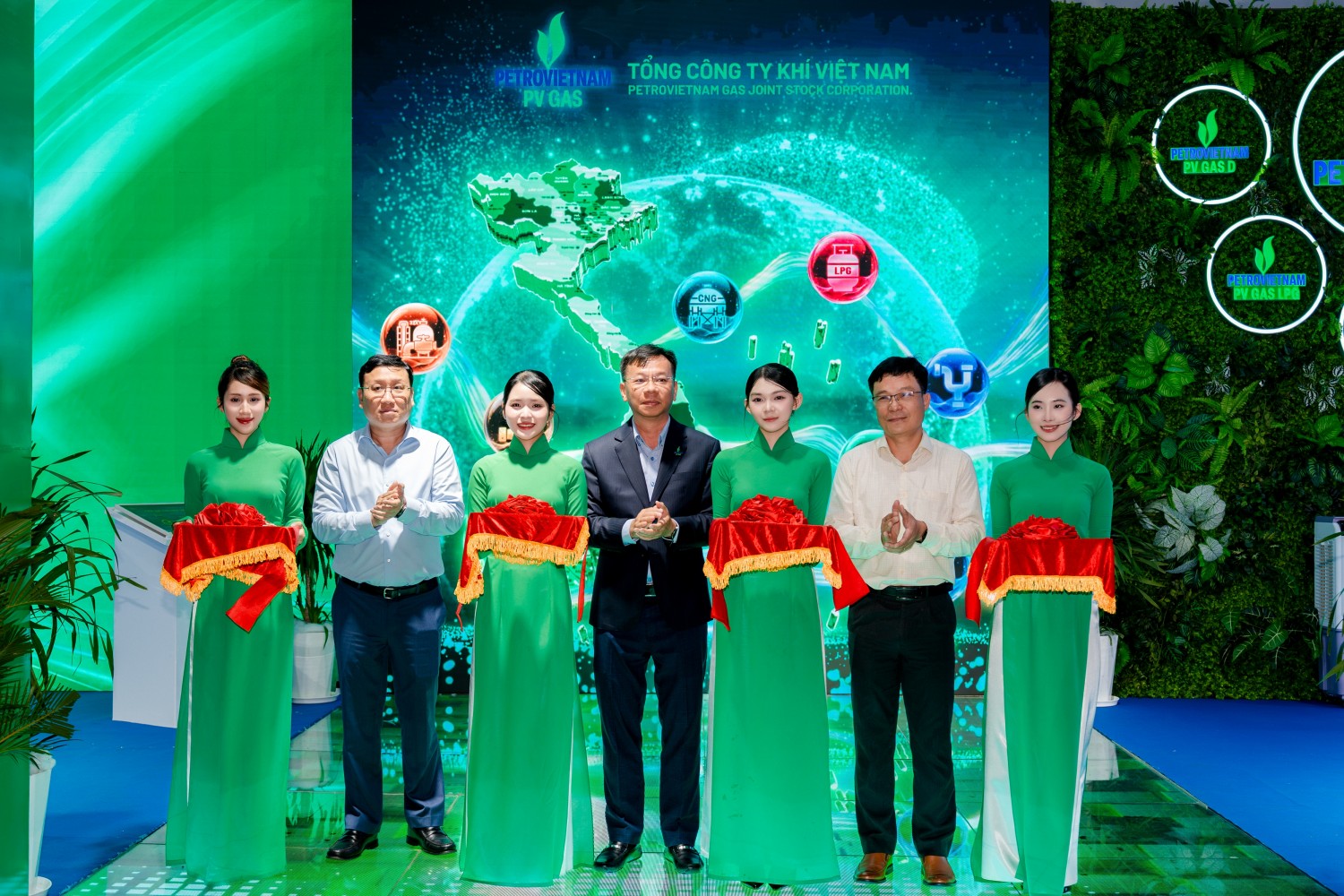 PV GAS khai trương Không gian triển lãm “Tiếp sức cho một Việt Nam chuyển mình” PV GAS khai trương Không gian triển lãm “Tiếp sức cho một Việt Nam chuyển mình”