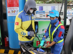 Giá xăng dầu đồng loạt tăng, diesel vượt 30.000 đồng/lít