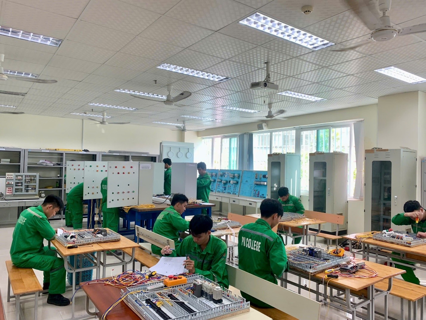 PVCollege trao bằng tốt nghiệp và khai giảng năm học 2026-2027 PVCollege trao bằng tốt nghiệp và khai giảng năm học 2026-2027
