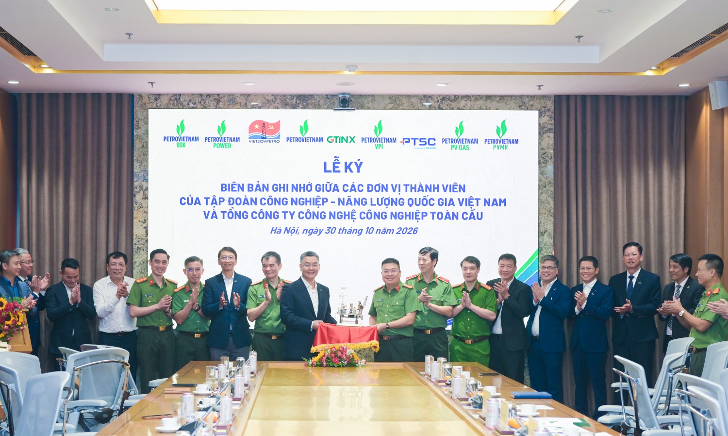 Tổng Giám đốc PETROVIETNAM Lê Mạnh Cường tặng quà lưu niệm cho đại diện GTINX Tổng Giám đốc PETROVIETNAM Lê Mạnh Cường tặng quà lưu niệm cho đại diện GTINX