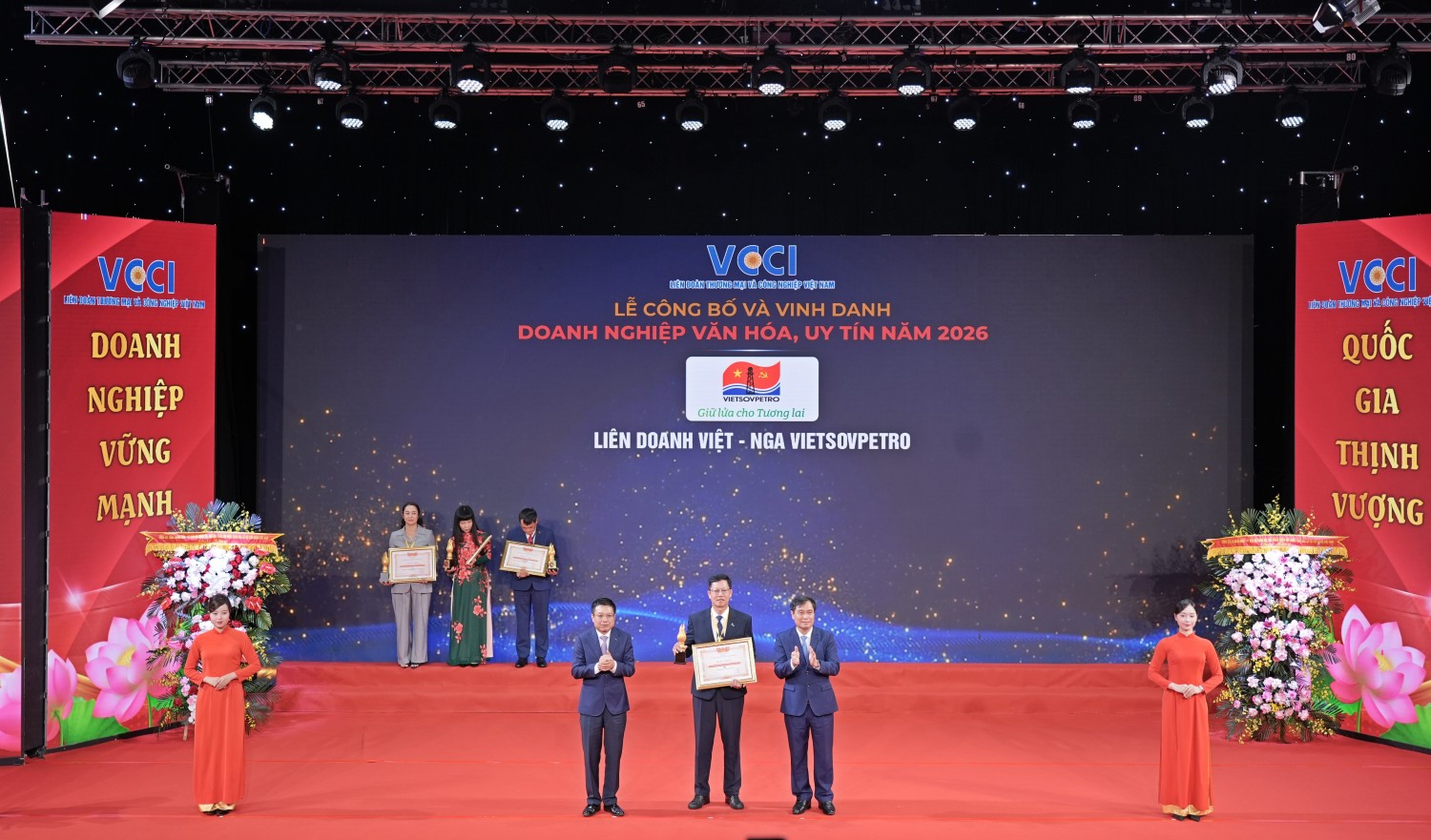 Vietsovpetro vinh danh trong Top 20 Doanh nghiệp Văn hóa, Uy tín năm 2026 Vietsovpetro vinh danh trong Top 20 Doanh nghiệp Văn hóa, Uy tín năm 2026