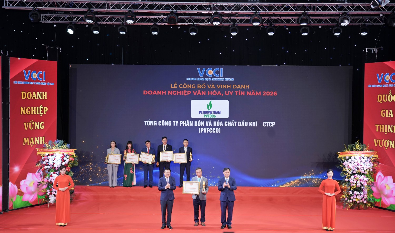 PETROVIETNAM và 6 đơn vị thành viên được vinh danh Doanh nghiệp Văn hóa, Uy tín 2026 PETROVIETNAM và 6 đơn vị thành viên được vinh danh Doanh nghiệp Văn hóa, Uy tín 2026