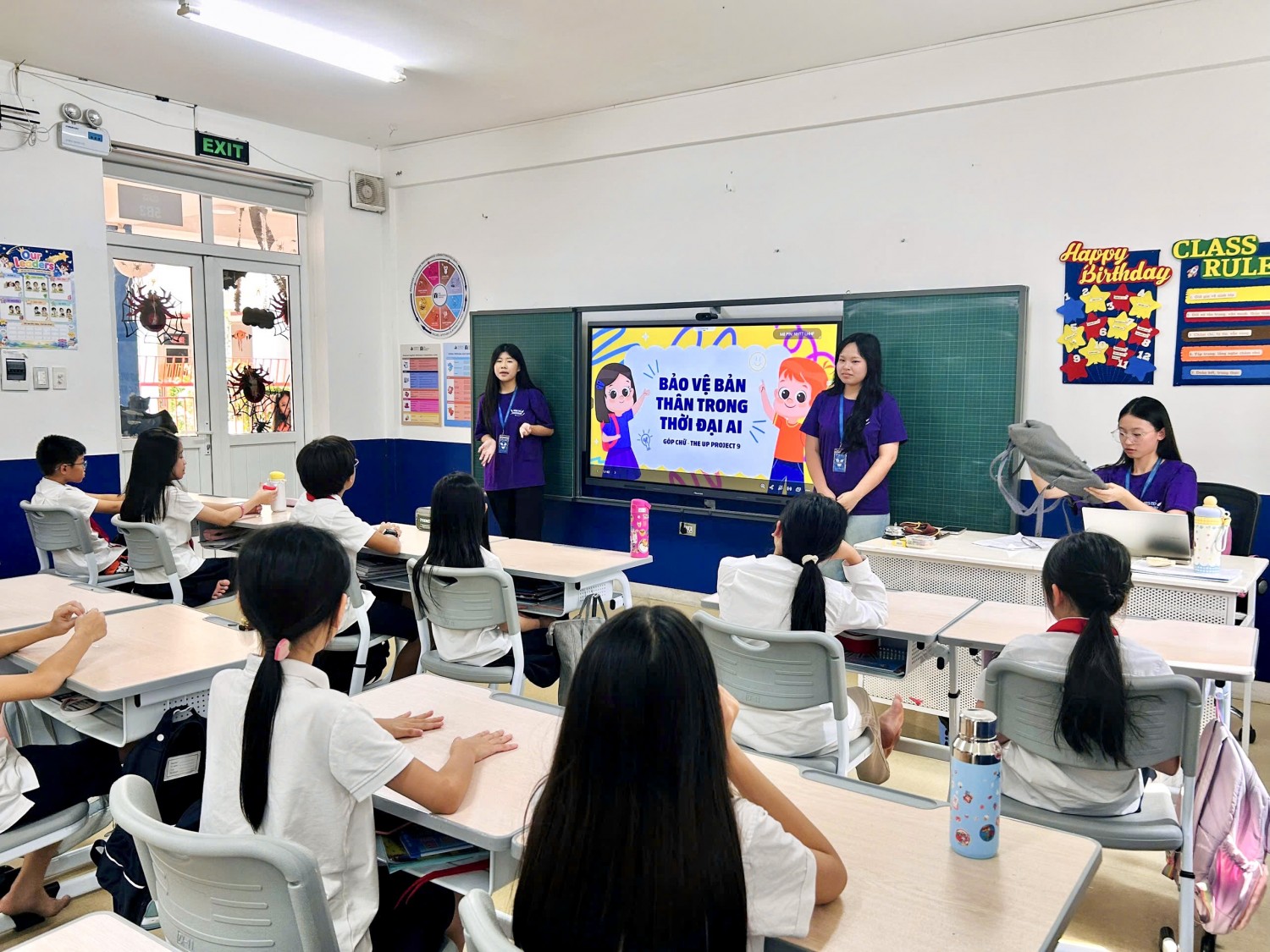 Thành viên The Up Project hướng dẫn học sinh tìm hiểu các kiến thức về an toàn trên không gian mạng. Thành viên The Up Project hướng dẫn học sinh tìm hiểu các kiến thức về an toàn trên không gian mạng.