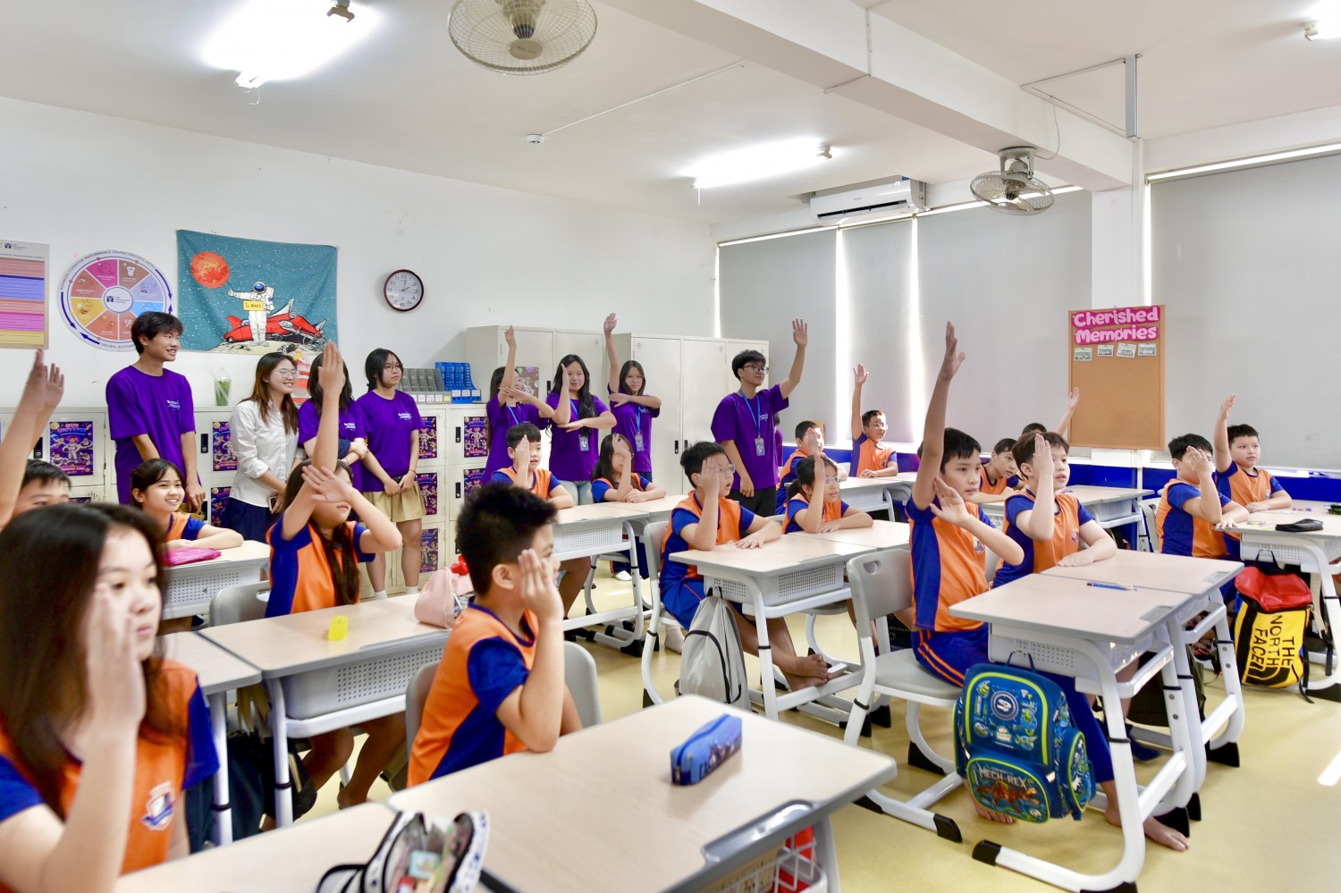 Học sinh hào hứng tham gia các trò chơi tương tác Học sinh hào hứng tham gia các trò chơi tương tác