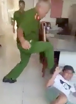 Phó công an phường ở Phú Yên đạp người dân trong trụ sở