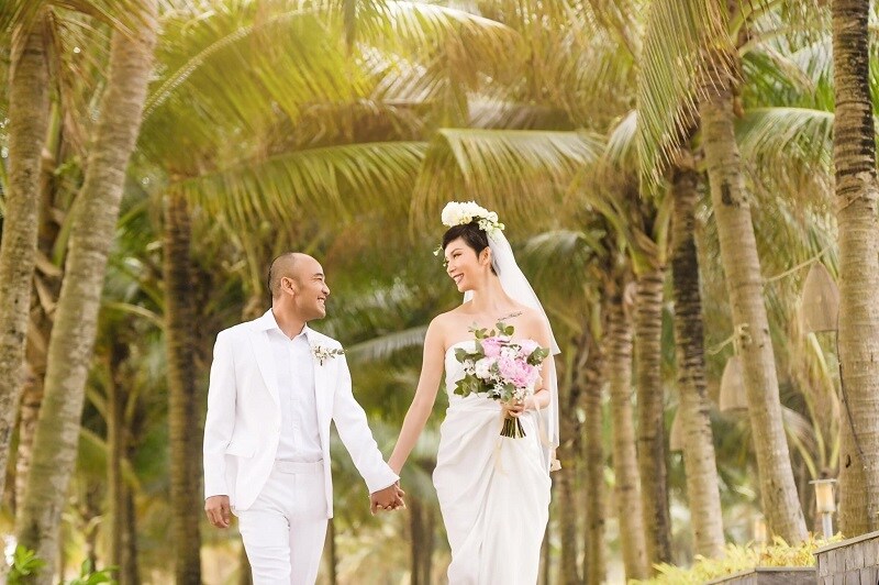 sao viet ngay 11 hlv park hang seo ngoi chung chuyen bay voi ho ngoc ha chup anh cuc yeu voi subeo
