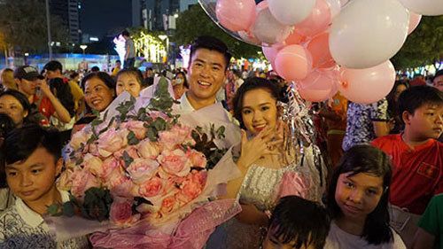 sao viet ngay 11 hlv park hang seo ngoi chung chuyen bay voi ho ngoc ha chup anh cuc yeu voi subeo