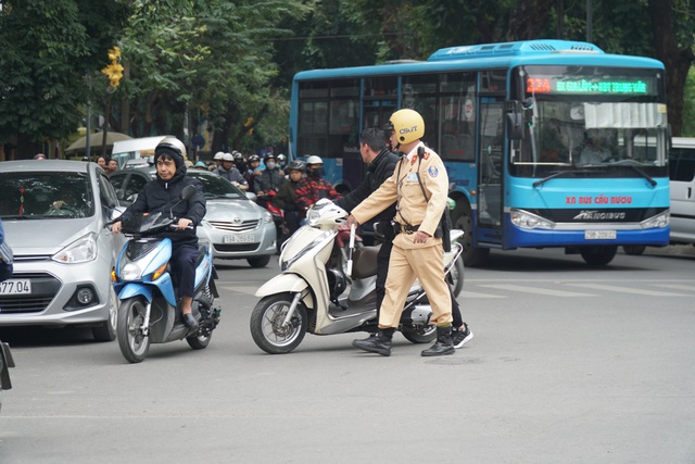 ha noi ne nang chen ruou tat nien lai xe bi tuoc giay phep 17 thang