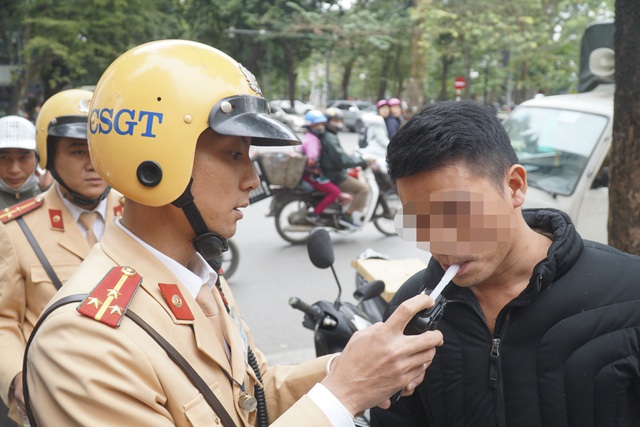 ha noi ne nang chen ruou tat nien lai xe bi tuoc giay phep 17 thang