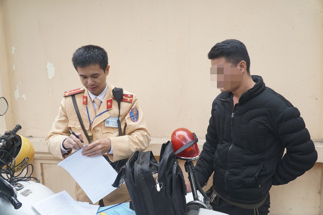 ha noi ne nang chen ruou tat nien lai xe bi tuoc giay phep 17 thang