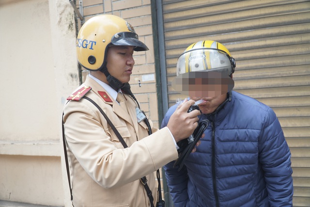 ha noi ne nang chen ruou tat nien lai xe bi tuoc giay phep 17 thang