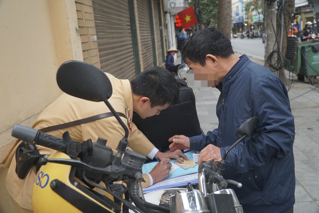 ha noi ne nang chen ruou tat nien lai xe bi tuoc giay phep 17 thang
