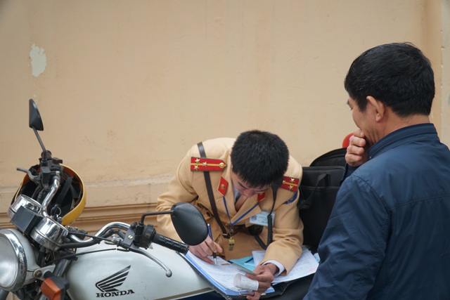 ha noi ne nang chen ruou tat nien lai xe bi tuoc giay phep 17 thang