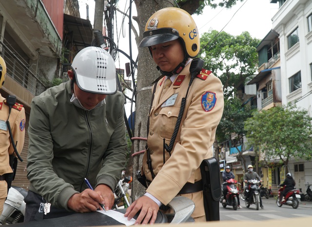 ha noi ne nang chen ruou tat nien lai xe bi tuoc giay phep 17 thang