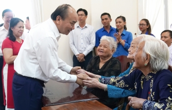 Thủ tướng tặng quà tết cho gia đình chính sách, hộ nghèo, công nhân lao động