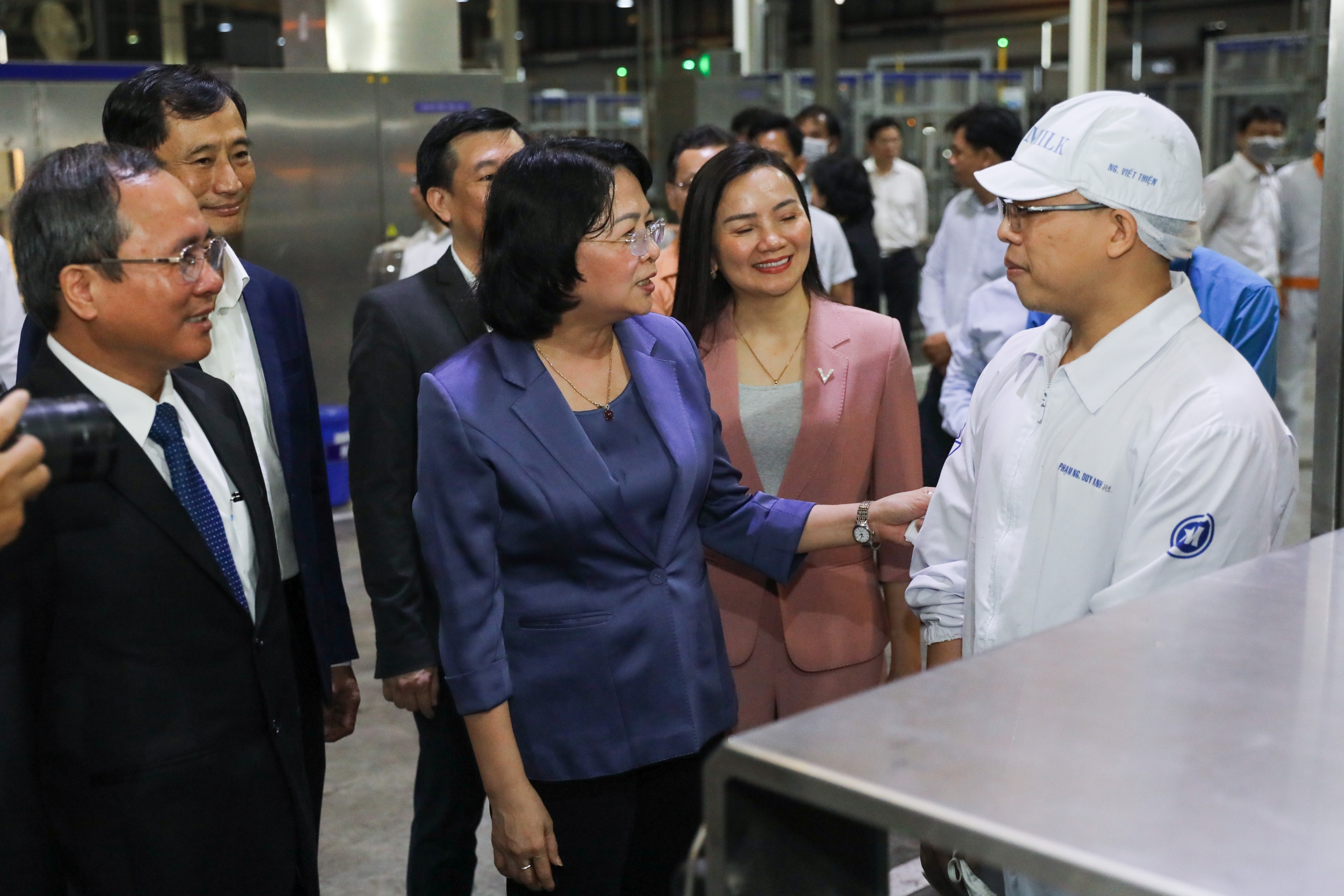 Phó Chủ tịch nước hỏi thăm đời sống và công việc của công nhân nhà máy những ngày giáp Tết.